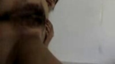 Dona de casa vendada recebendo tratamento vídeo pornô caseiro brasileiro facial em cena de BJ