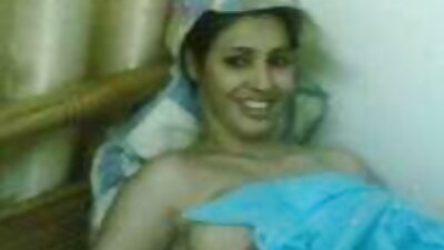Mulher vídeo caseiro de sexo brasileiro madura esguicha durante uma cena quente de masturbação solo
