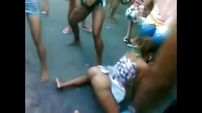 A morena peituda fode como uma profissional em sua primeira fita de video sexo caseiro brasileiro sexo