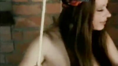 Vadia de MILF cercada por manos negros em um vídeo videos caseiros nacionais de clube de sexo pelo marido assistindo