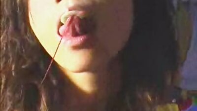 Uma garota muito sexy está posando para a amiga e chupando site porno brasileiro caseiro um pau duro